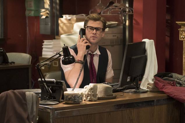 Kevin (Chris Hemsworth), o recepcionista colírio