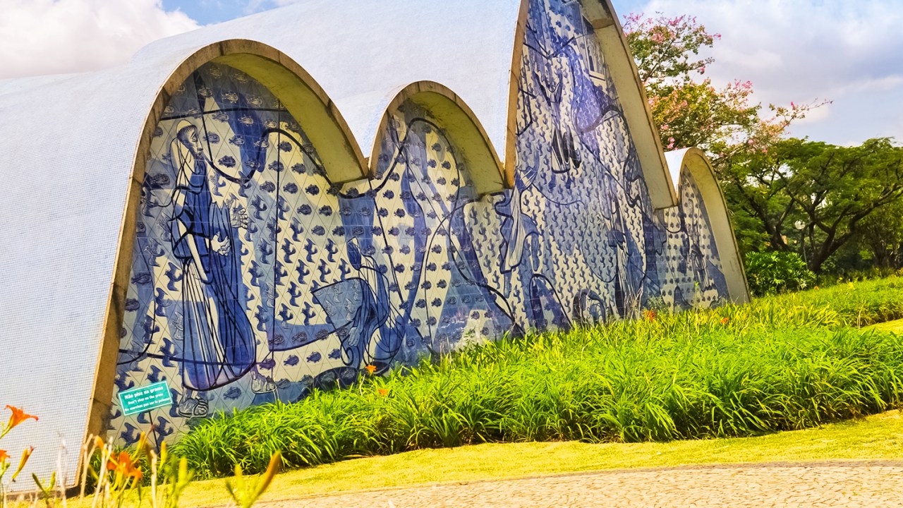 Projetado pelo arquiteto Oscar Niemeyer, entre os anos de 1942 e 1944, o Conjunto Arquitetônico da Pampulha, localiza-se na cidade de Belo Horizonte (MG). O conjunto é formado pela igreja de São Francisco de Assis, pelo Museu de Arte da Pampulha (MAP), Casa do Baile, Iate Tênis Clube, e o Estádio do Mineirão. Reconhecido como Patrimônio Mundial da Humanidade pela UNESCO, em julho de 2016