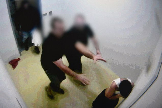 Vídeos de câmeras de segurança mostram adolescentes sendo maltratados em um reformatório na cidade de Darwin, Austrália