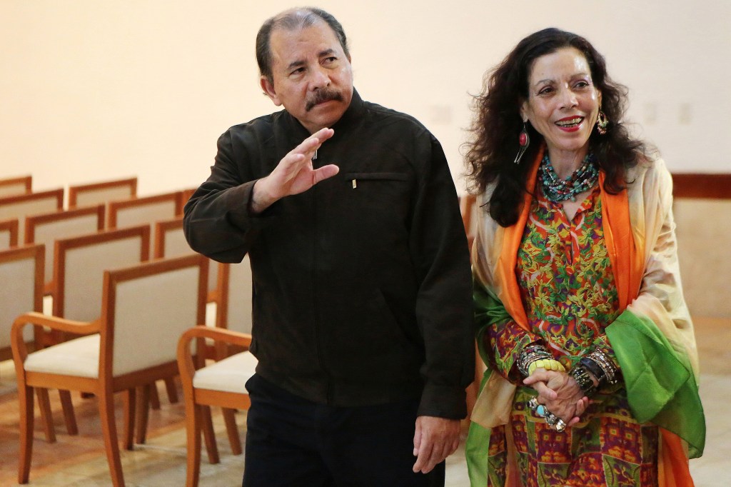 Presidente da Nicarágua, Daniel Ortega e sua esposa, Rosário Murillo, acenam para jornalistas em Manágua