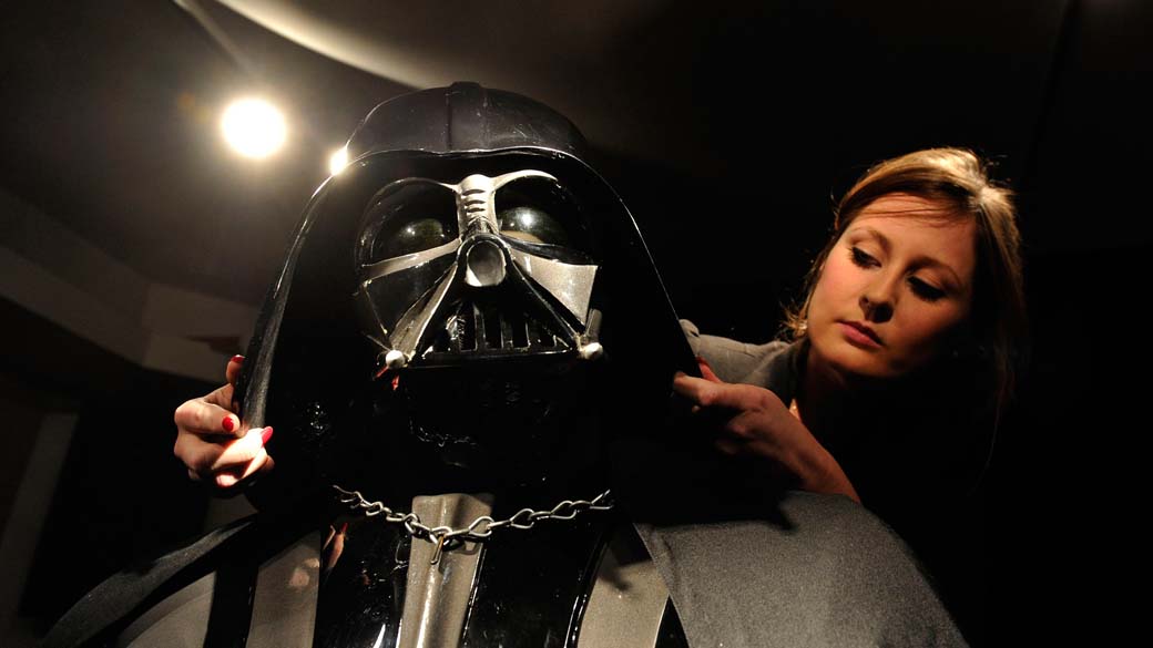 Roupa do personagem Darth Vader, da saga Guerra nas Estrelas, é exposta na casa de leilões Christies, em Londres