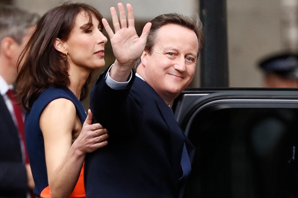 David Cameron e sua família deixam o gabinete de primeiro-ministro pela última vez, pouco antes da nomeação da nova ministra, Theresa May