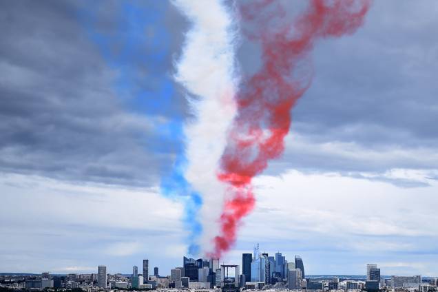 Aviões-caça deixam marcas de fumaça colorida em homenagem ao Dia da Bastilha, na França