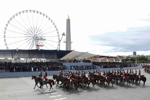 Guardas republicanos marcham a cavalo nas comemorações do Dia da Bastilha na Praça da Concórdia, em Paris, França