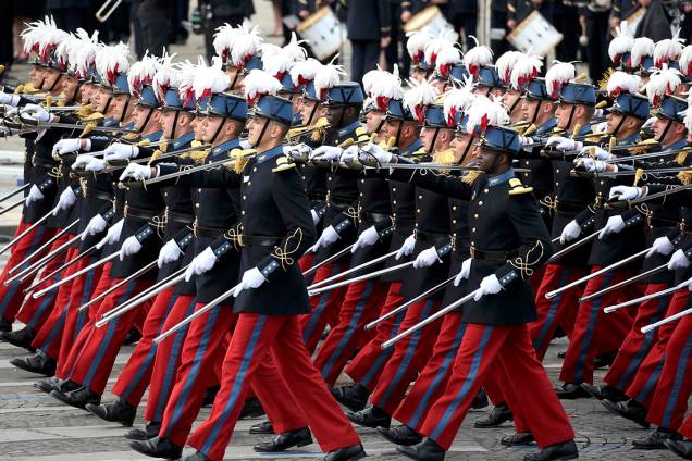 Estudantes da escola militar marcham para celebrar o Dia da Bastilha, data comemorada anualmente para celebrar a sucesso da Revolução Francesa de 1789