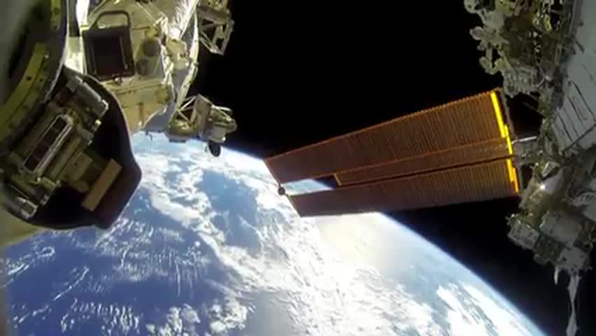 Astronautas filmam caminhada espacial com GoPro