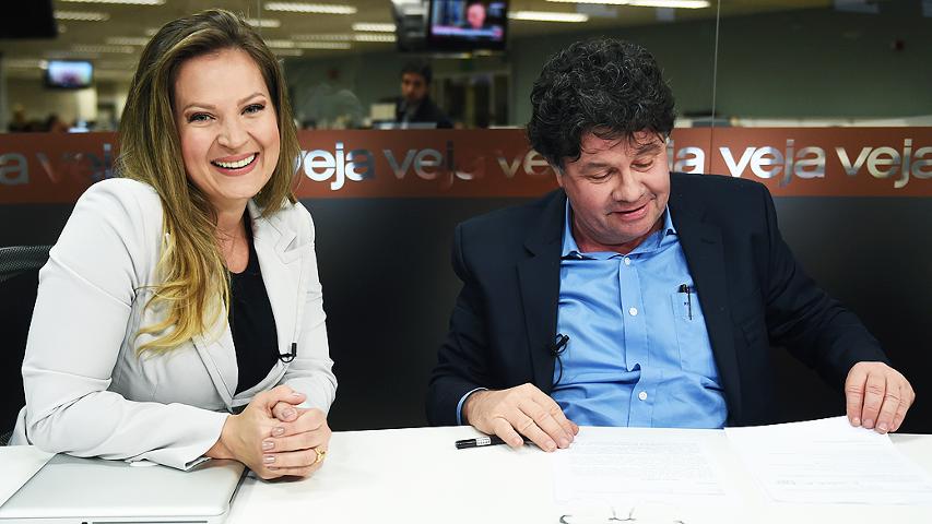 Dilma pratica natação em um mar de lama