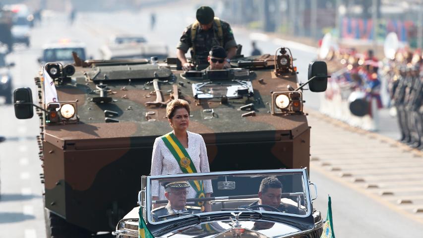 Dilma compra briga com militares