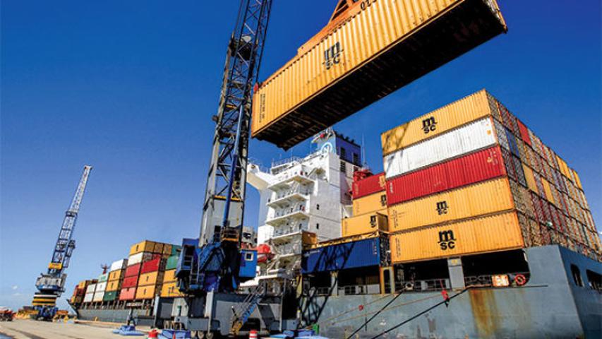Queda nas importações 'salva' balança comercial