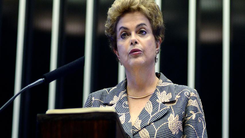 Dilma vaiada na volta do Congresso