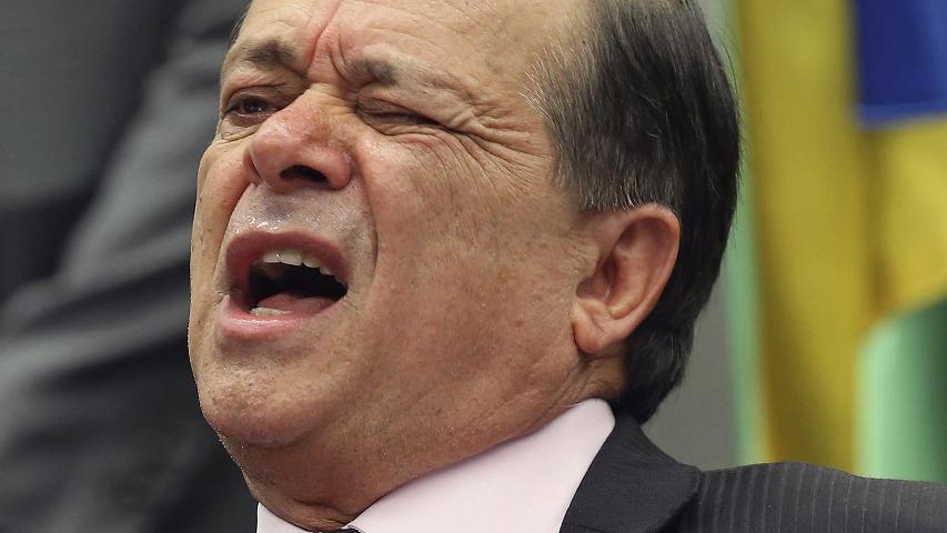 Um relator e um relatório que nunca se viram