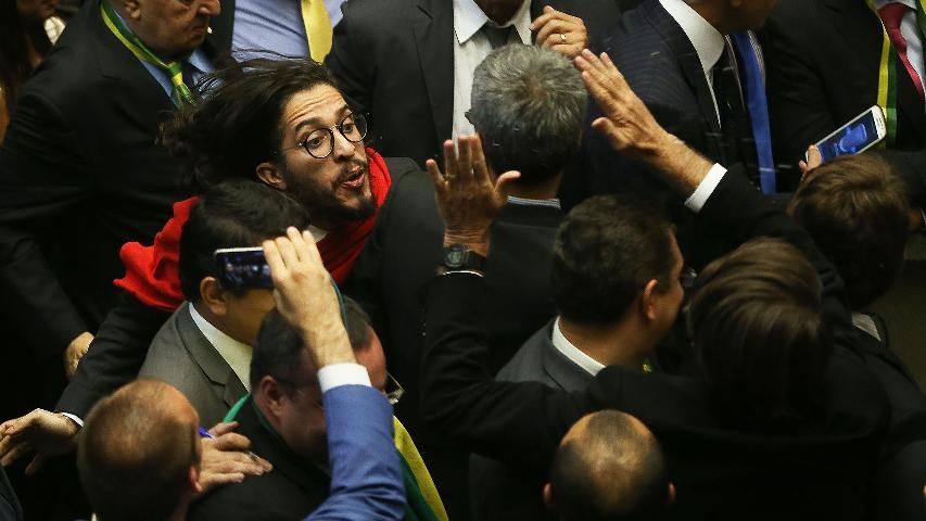 Cuspe, ovos e pancadas: decoro parlamentar mundo afora