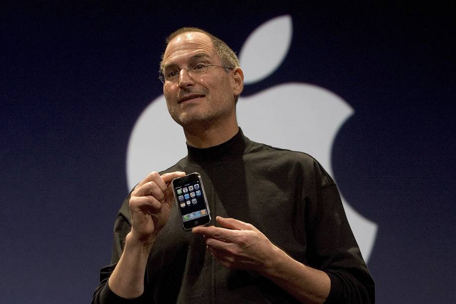 Steve Jobs apresenta o iPhone 2G, o primeiro da geração de smartphones da Apple, em 2007