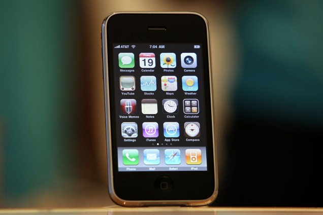 Em 2009, a Apple lançou uma outra versão do iPhone. O processador e memória do iPhone 3GS eram melhores do que o do modelo anterior. O aparelho também ganhou uma câmera ligeiramente melhor com 3.15 MP e possibilidade de gravação de vídeos