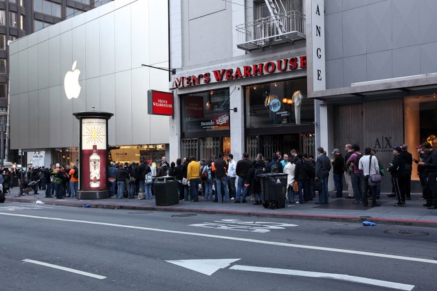 Pessoas fazem fila em uma loja da Apple, para comprar o iPhone 3Gs, em 2009