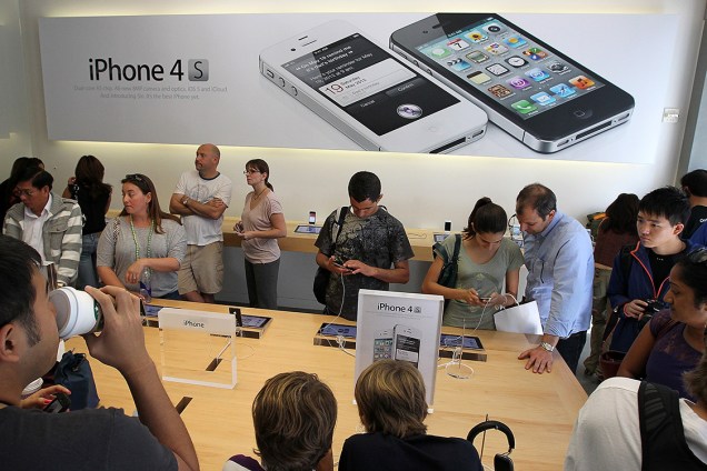 Clientes lotam uma loja da Apple em São Francisco, para comprar o iPhone 4Gs, lançado em outubro de 2011