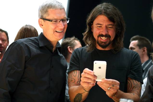 O CEO da Apple, Tim Cook, e o vocalista da banda Foo Fighters, Dave Grohl, testam o iPhone 5, lançado em setembro de 2012 O CEO da Apple, Tim Cook, e o vocalista da banda Foo Fighters, Dave Grohl, testam o iPhone 5, lançado em setembro de 2012
