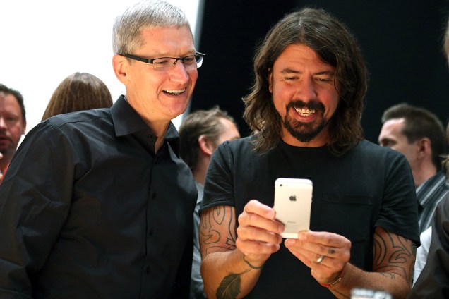 O CEO da Apple, Tim Cook, e o vocalista da banda Foo Fighters, Dave Grohl, testam o iPhone 5, lançado em setembro de 2012