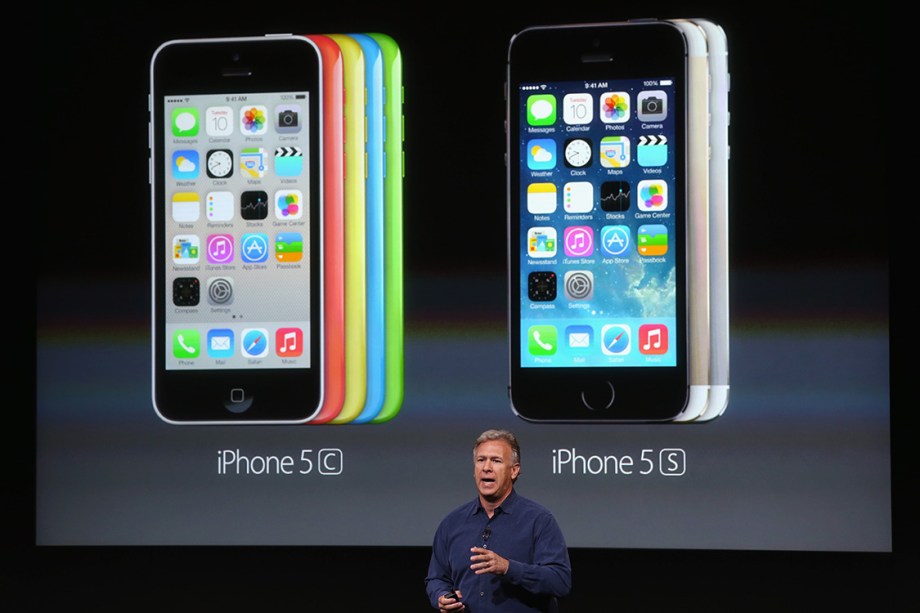 O vice-presidente de marketing da Apple, Phil Schiller, apresenta o iPhone 5C e 5S, em 2013