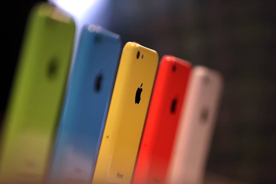 iPhones 5C, lançados em 2013, são exibidos em uma loja da Apple em Cupertino, Califórnia