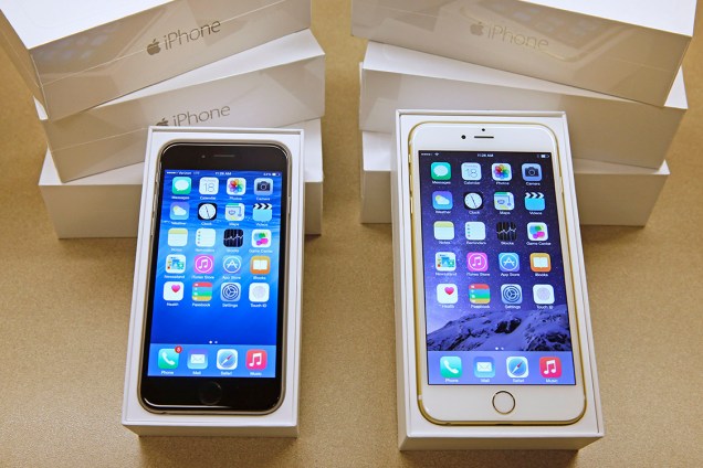 Um iPhone 6 e um iPhone 6 Plus lançados em 2014