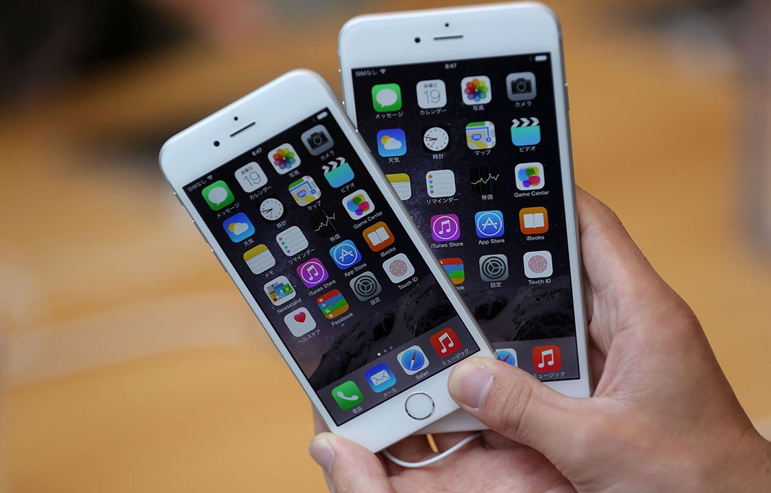Cliente compara um iPhone 6 e um iPhone 6 plus, em 2014