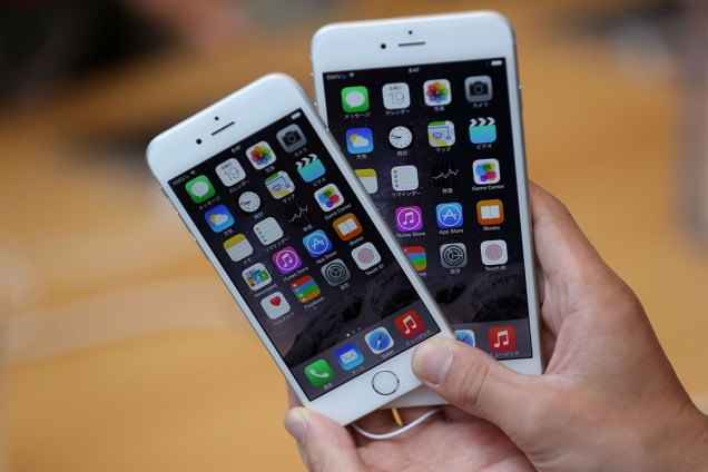 Cliente compara um iPhone 6 e um iPhone 6 plus, em 2014