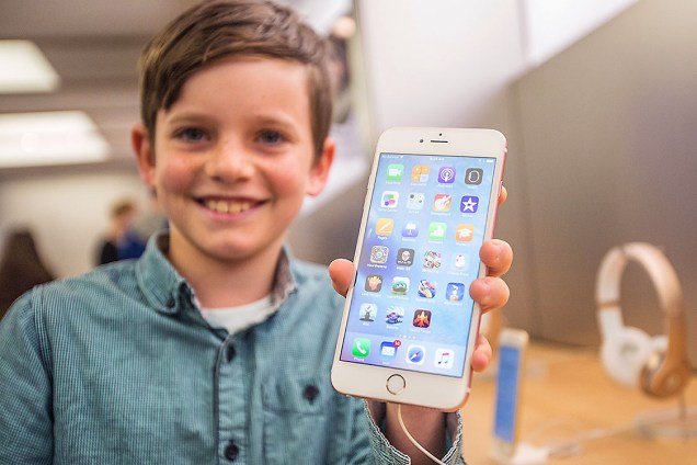Menino mostra um iPhone 6s Plus, em uma loja da Apple na Austrália