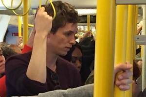 Eddie Redmayne pega o metrô em Londres