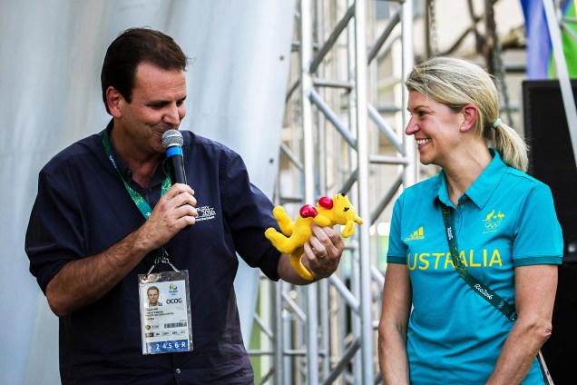 O prefeito do Rio, Eduardo Paes, entrega a chave da cidade para a delegação da Austrália, na tarde desta quarta-feira (27). Ele também recebeu um boneco de canguru, símbolo da Austrália