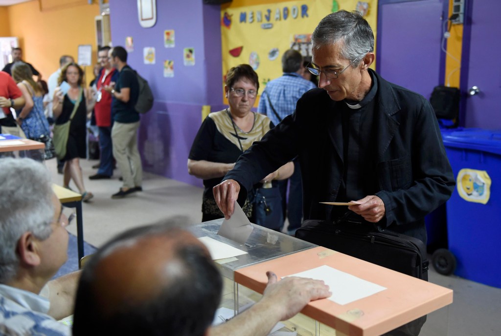 Padre deposita seu voto na eleição parlamentar espanhola deste domingo