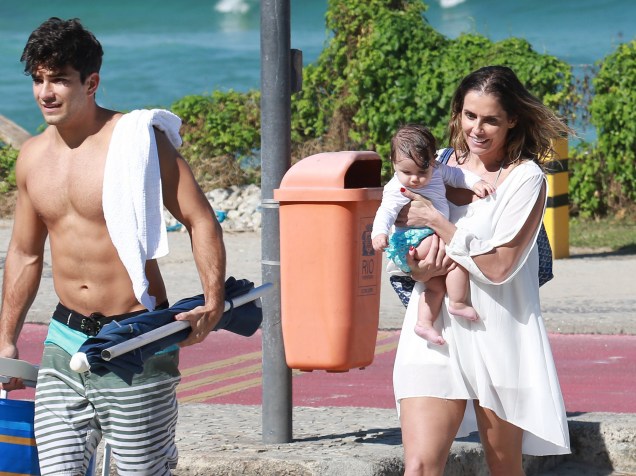 Deborah Secco vai à praia da Barra da Tijuca com o marido e a filha, no Rio