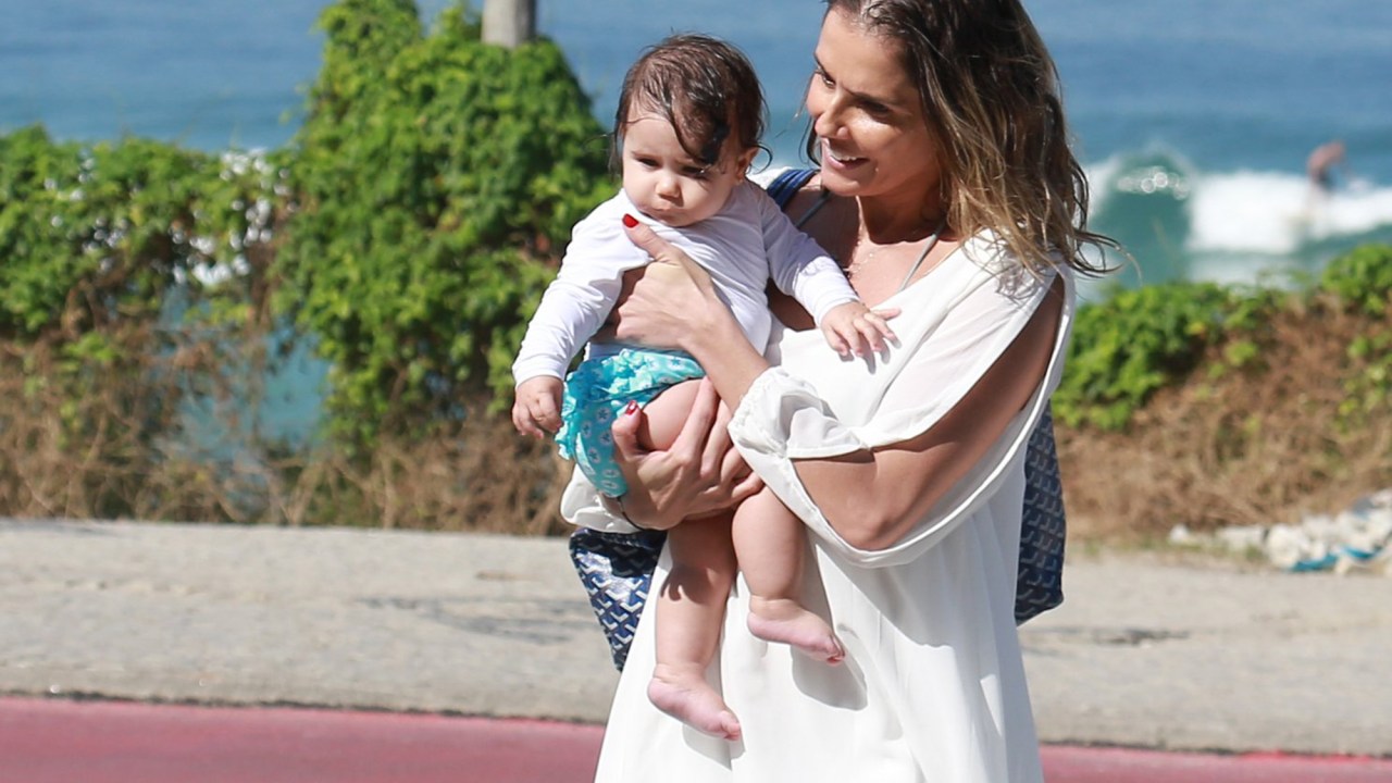Deborah Secco vai à praia da Barra da Tijuca com o marido e a filha, no Rio