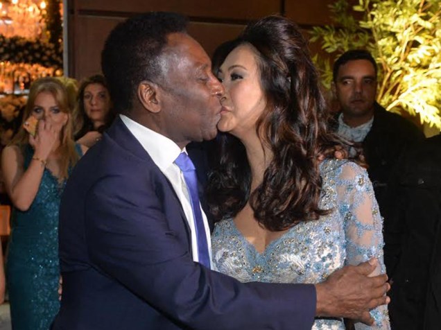 Pelé beija a noiva, Marcia Aoki, após casamento no Guarujá