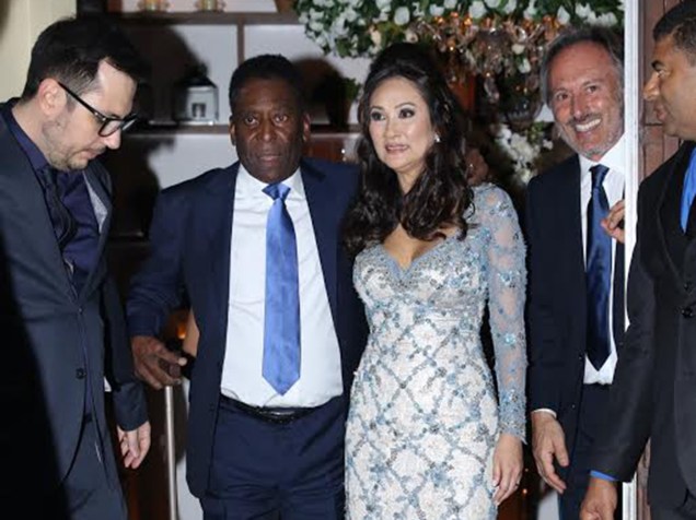 Pelé chega com a noiva, Márcia Aoki, a buffet no Guarujá