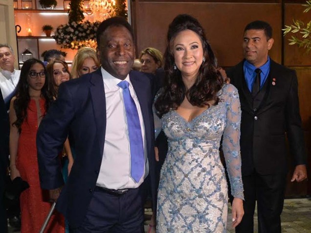 Pelé chega com a noiva, Márcia Aoki, a buffet no Guarujá