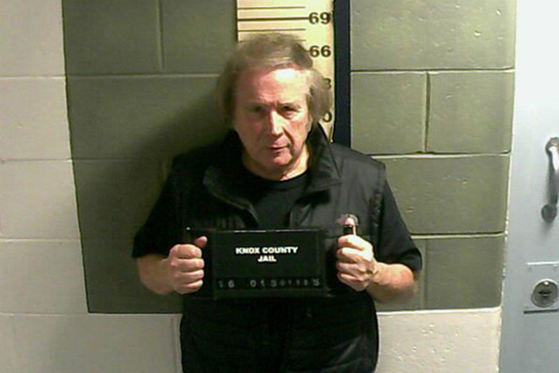 Em foto divulgada, o músico Don McLean aparece segurando uma placa do presídeo do Condado de Knox, nos Estados Unidos
