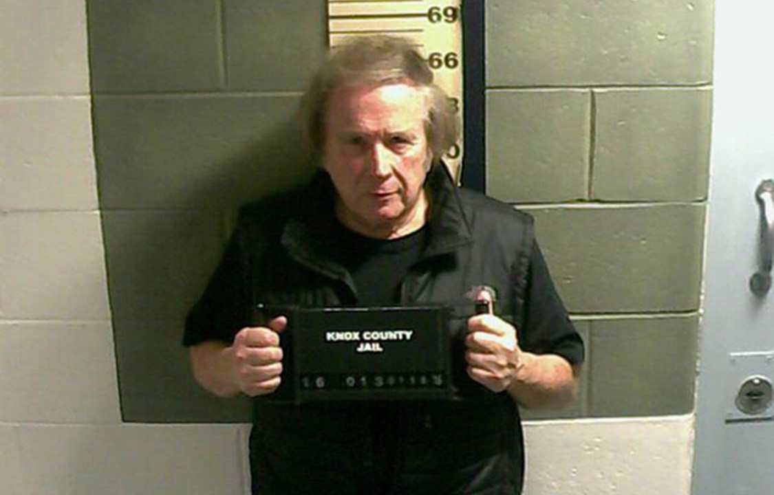 Em foto divulgada, o músico Don McLean aparece segurando uma placa do presídeo do Condado de Knox, nos Estados Unidos