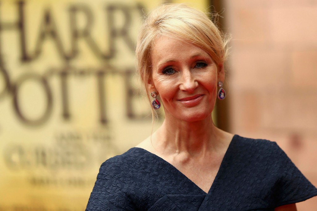 J.K Rowling, escritora da série Harry Potter, comparece à estreia da peça de teatro "Harry Potter e a Criança Amaldiçoada", em Londres
