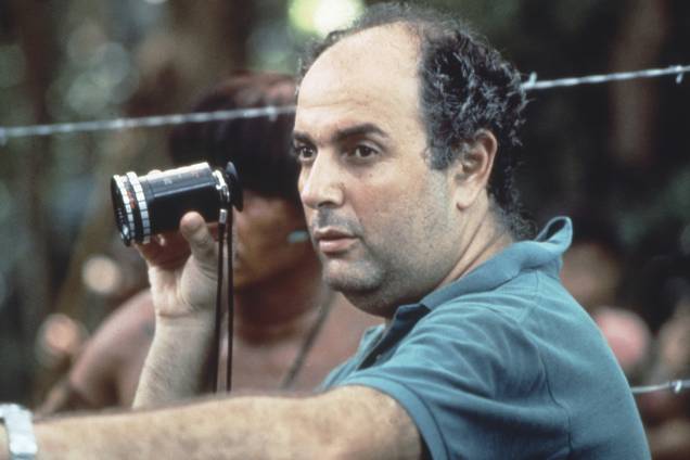 O cineasta Hector Babenco dirigindo o filme 'Brincando nos Campos do Senhor' em 1990