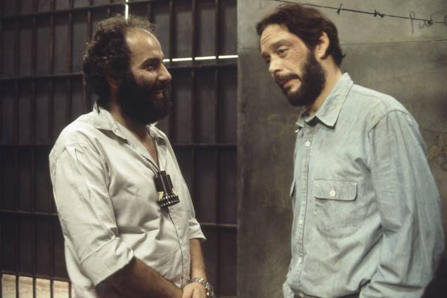 O cineasta Hector Babenco e o ator Raul Juliá durante as filmagens do filme 'O Beijo da Mulher Aranha', em 1985