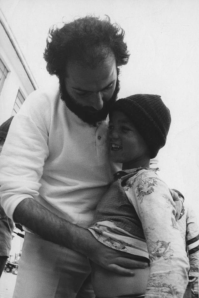 O cineasta Hector Babenco com Fernando Ramos da Silva, ator do filme 'Pixote: A Lei do Mais Fraco' em 1981