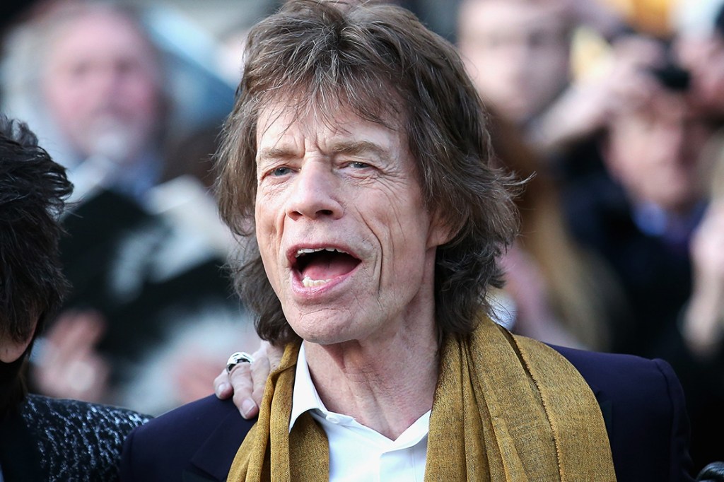 Mick Jagger comparece à estreia da exposição Exhibitionism, sobre a trajetória dos Rolling Stones