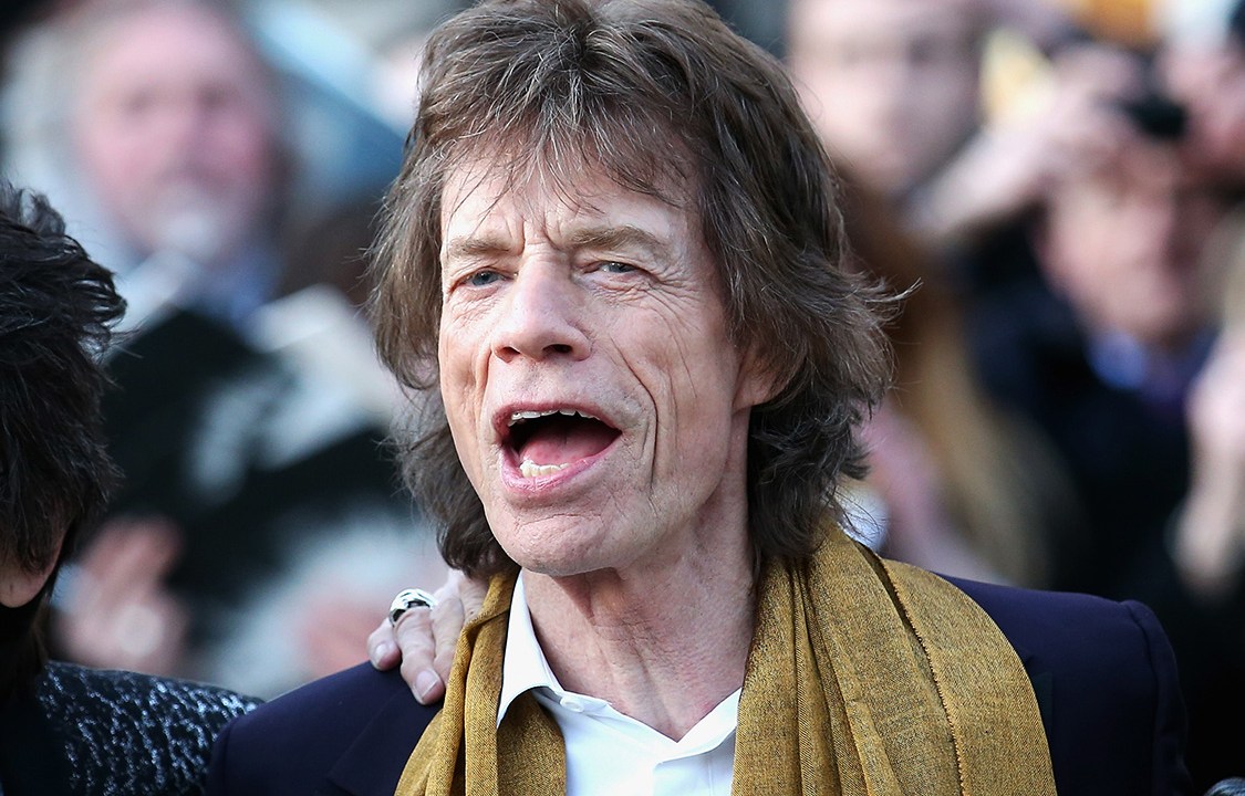 Mick Jagger comparece à estreia da exposição Exhibitionism, sobre a trajetória dos Rolling Stones