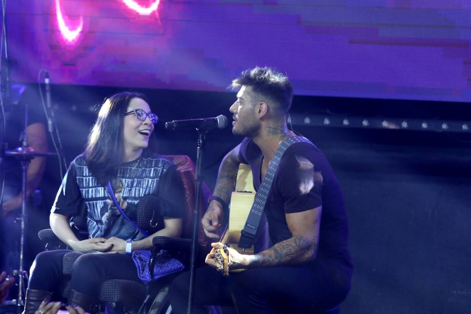 Lucas Lucco chama fã para o palco durante apresentação em São Paulo
