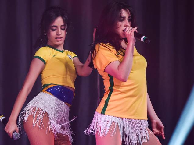 As cantoras Lauren Jauregui e Camila Cabello durante show do grupo Fifth Harmony, em São Paulo