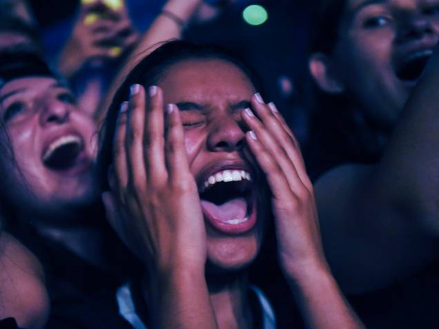 Fã se emociona durante o show do grupo Fifth Harmony, em São Paulo