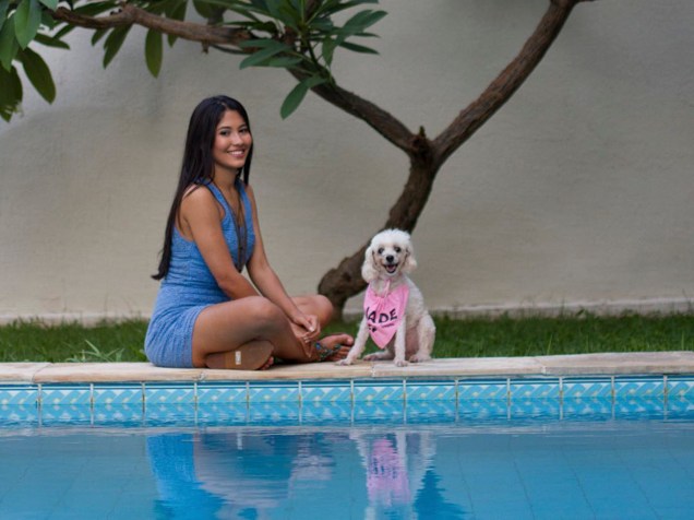 Thaynara com Jade Sinistra, sua poodle que vive aparecendo nos snaps