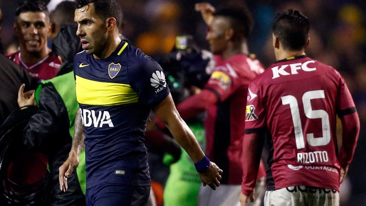 Carlos Tévez do Boca Juniors (ARG) deixa o gramado após derrota e eliminação para o Independiente Del Valle (EQU)