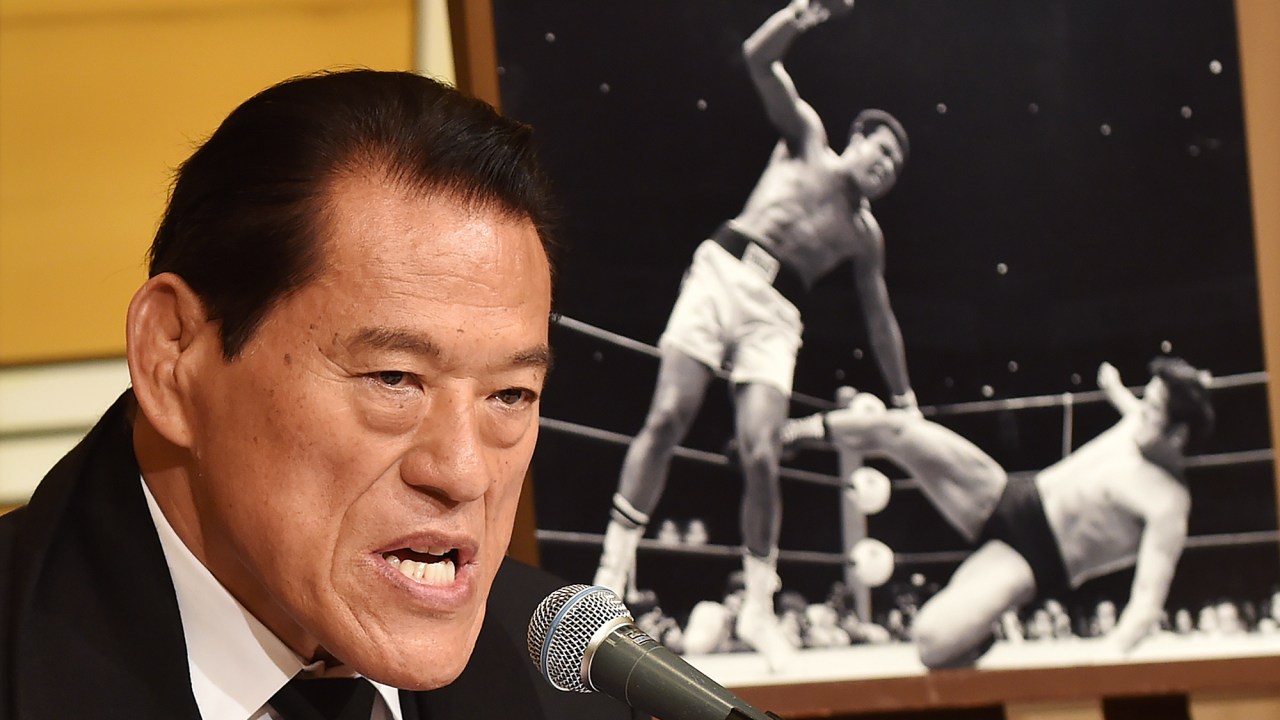 O parlamentar japonês e ex-lutador Antonio Inoki fala sobre a morte de Muhammad Ali, no Japão